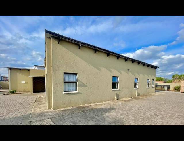 4 BEDROOM HOUSE FOR SALE IN HEUWELSIG ESTATE